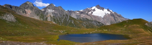 Le lac de mya depuis la ville des Glaciers